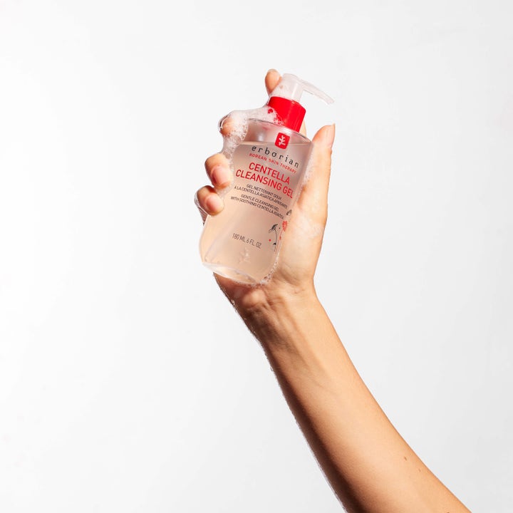 Erborian Centella Cleansing Gel 180 ml rauhoittava puhdistusgeeli kirkkaassa punakorkkisessa pumppupullossa vaahdon kera