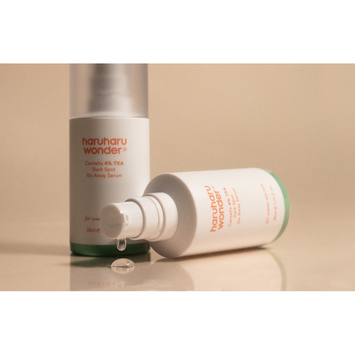 haruharu wonder Centella 4% TXA Dark Spot Go Away Serum 30 ml kirkas seerumi ja valkoinen pumppupullo pisaralla.