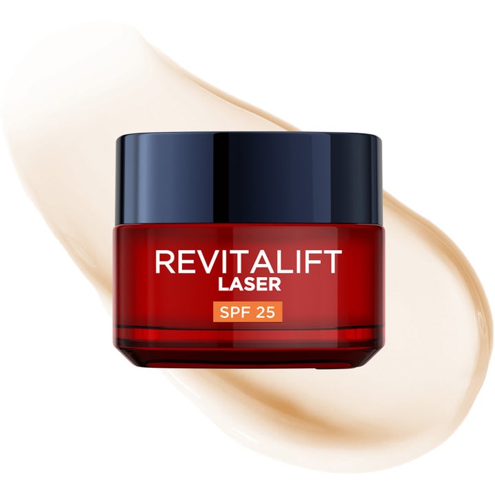 L'Oréal Paris Revitalift Laser 50 ml silottava päivävoide SPF 25 punaisessa purkissa vaalean voidepyyhkäisyn päällä.