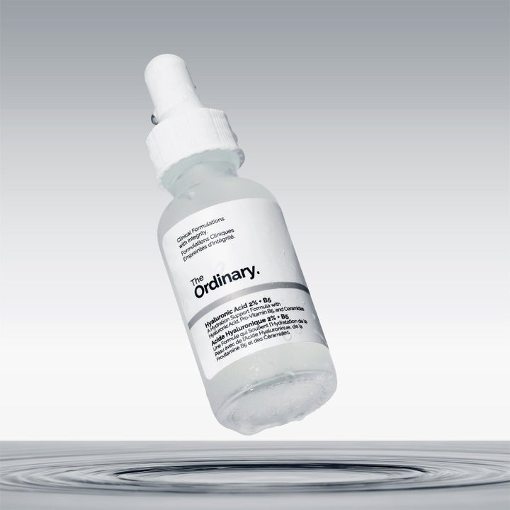 The Ordinary Hyaluronic Acid 2% + B5 kosteuttava seerumi huurteisessa pipettipullossa vesipisaroiden kera