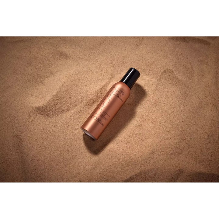 St.Tropez Instant Glow Body Bronzing Mousse 200 ml itseruskettava mousse pronssisessa pullossa hiekalla