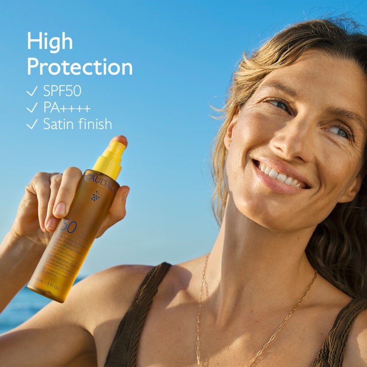 Caudalie Vinosun High Protection Glow Oil 150 ml aurinkoöljy SPF50 antaa iholle satiinisen hehkun ja suojan.