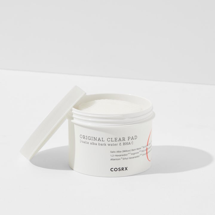COSRX One Step Original Clear Pad 70 kpl kuorintalaput valkoisessa purkissa, jossa on avattu kansi.