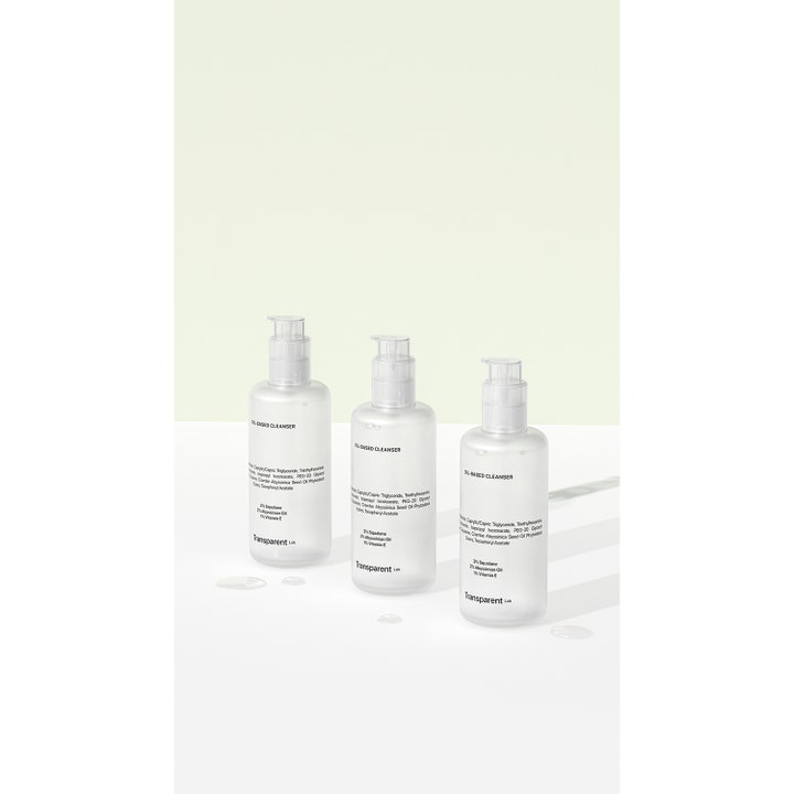 Niche Beauty Lab Transparent Lab Oil-Based Cleanser 200 ml puhdistusöljy kolmessa huurteisessa pumppupullossa.