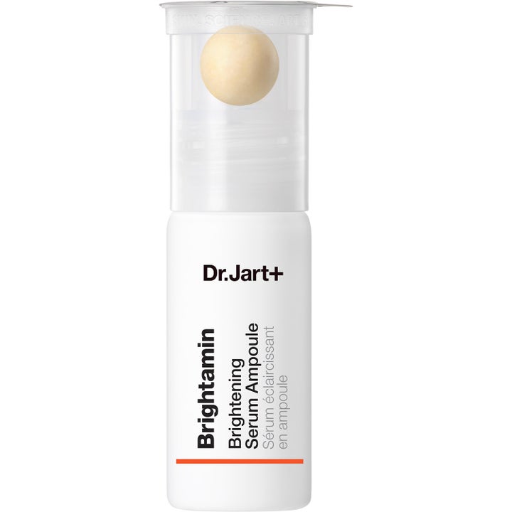 Dr. Jart+ Brightamin Brightening Serum Ampoule kirkastava seerumi valkoisessa pakkauksessa, jossa on läpinäkyvä korkki.