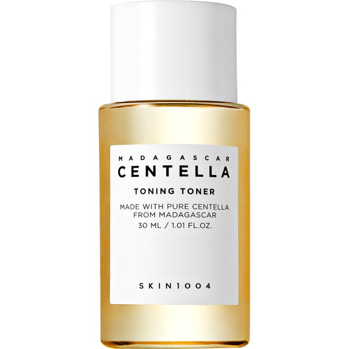 Skin1004 Madagascar Centella Toning Toner 30 ml kirkastava kasvovesi kultaisessa pullossa valkoisella korkilla.