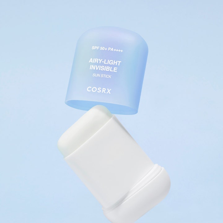 COSRX Airy-Light Invisible Sun Stick 19 g aurinkosuojapuikko SPF50 valkoinen puikko ja vaaleansininen korkki