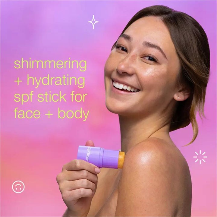 Dermalogica Golden Hour Hydrating SPF30 Stick 20 ml kosteuttava aurinkosuojapuikko jota nainen levittää iholleen.