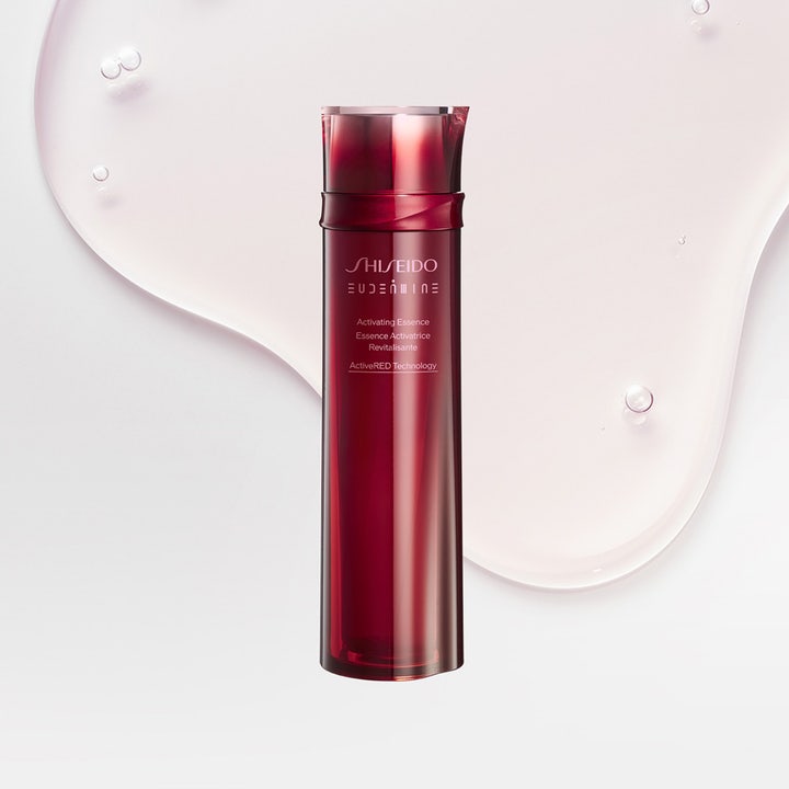 Shiseido Eudermine Activating Essence 150 ml täyttöpakkaus on heleyttävä hoitoneste punaisessa pullossa vaalealla taustalla.