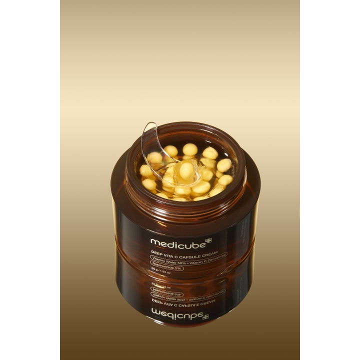 Medicube Deep Vita C Capsule Cream 55 g kirkastava kasvovoide sisältää keltaisia vitamiinikapseleita geelissä