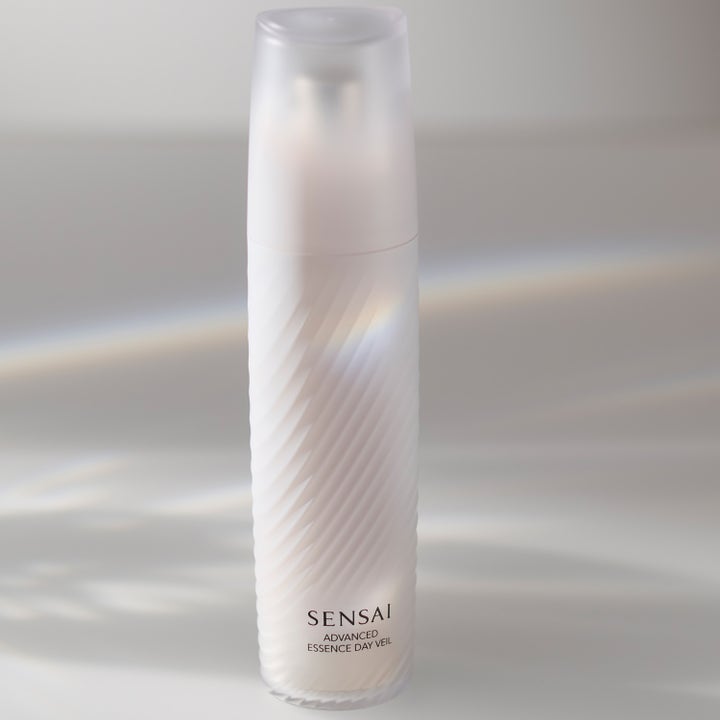 Sensai Advanced Essence Day Veil 40 ml suojaava päiväseerumi tyylikkäässä kierteisessä huurrepullossa.