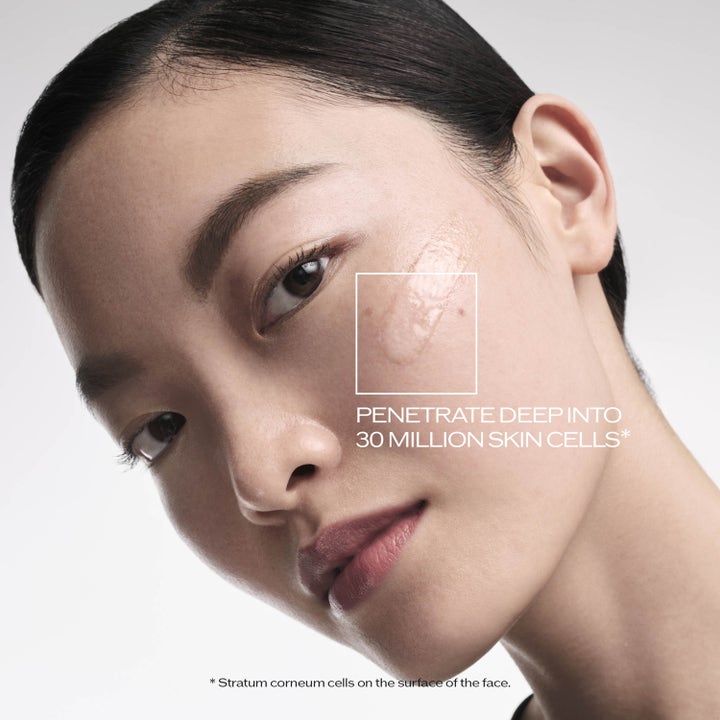 Shiseido Ultimune Power Infusing Concentrate 50 ml vahvistava seerumi pisaroina naisen hehkuvalla iholla