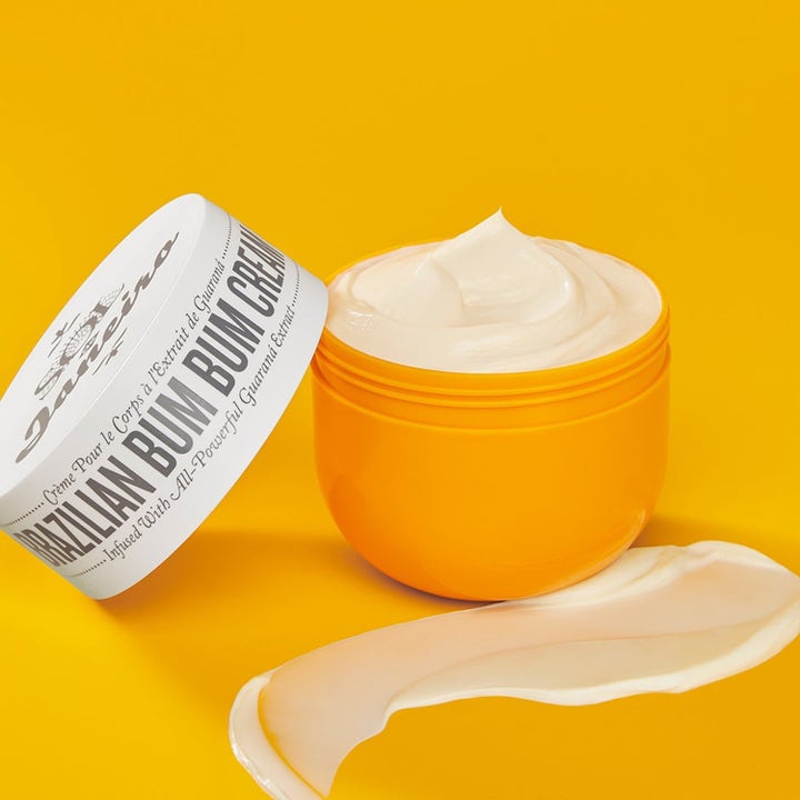 Sol de Janeiro Brazilian Bum Bum Cream 240 ml kiinteyttävä vartalovoide keltaisessa purkissa täyteläisellä koostumuksella.