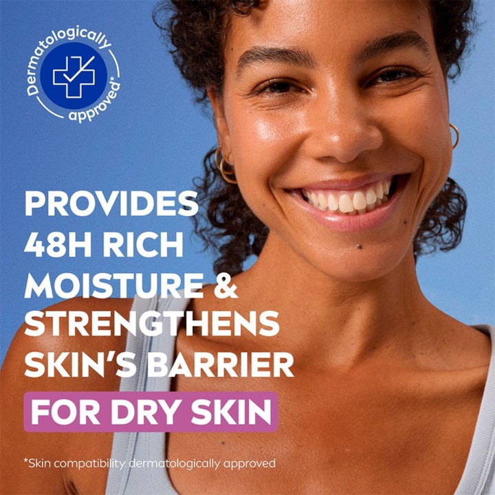 NIVEA Caring Day Cream 50 ml kosteuttava päivävoide kuivalle iholle kuvassa hymyilevä nainen ja 48h kosteutus -teksti.