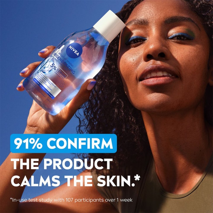 NIVEA Micellar Water Regenerating 400 ml rauhoittava micellivesi jota nainen pitelee sinistä taivasta vasten.