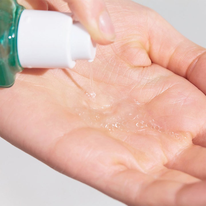 Dr.Jart+ Pore-remedy PHA Exfoliating Serum 30 ml kuoriva seerumi on kirkasta ja juoksevaa nestettä kämmenellä.