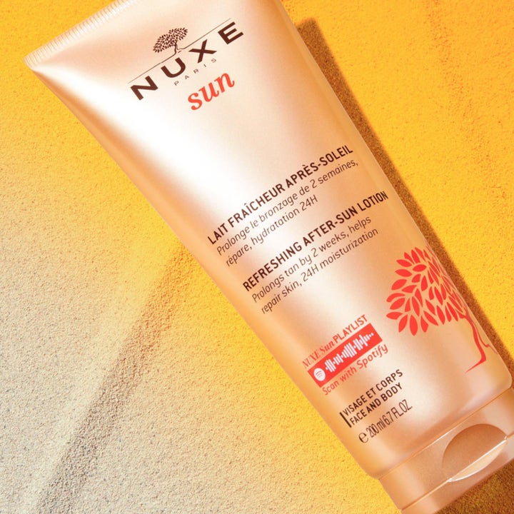 Nuxe Nuxe Sun Refreshing After-Sun Lotion 200 ml rauhoittava voide pidentää rusketusta pronssisessa tuubissa.