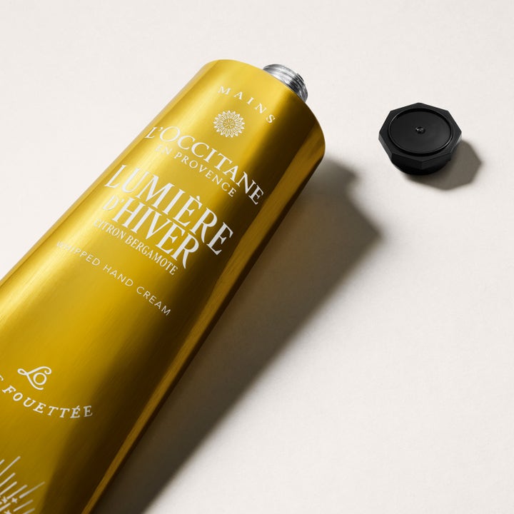 L'Occitane en Provence Shea Lumiére D’Hiver 150 ml kuohkea käsivoide kultaisessa tuubissa mustalla korkilla