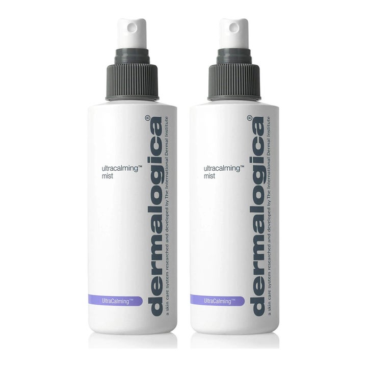 Dermalogica UltraCalming Mist kaksi pulloa rauhoittava kasvosuihke valkoisissa muovipulloissa harmailla suuttimilla