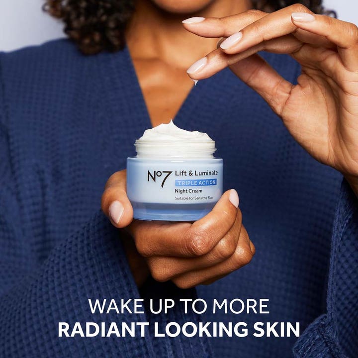 No7 Lift & Luminate Triple Action Night Cream 50 ml kiinteyttävä yövoide vaaleansinisessä lasipurkissa