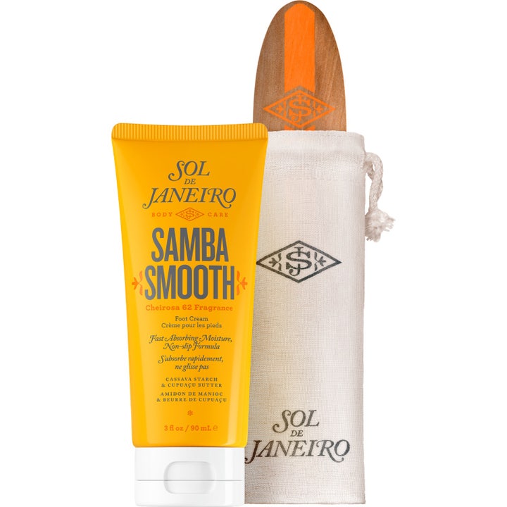 Sol de Janeiro Samba Smooth Foot Cream 90 ml silottava jalkavoide keltaisessa tuubissa sekä puinen jalkaviila ja pussi