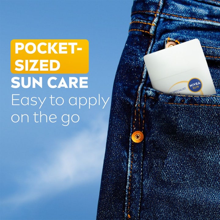 NIVEA UV Face Specialist Silky UV Stick SPF 50+ 15 g aurinkosuojapuikko farkun taskussa kätevään suojaukseen.