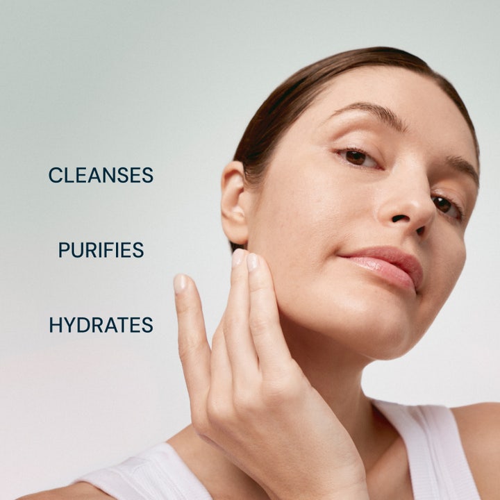 Elemis Pro-Collagen Hydrating Cleansing Mousse 150 ml puhdistusvaahto ja puhdasta ihoa koskettava nainen
