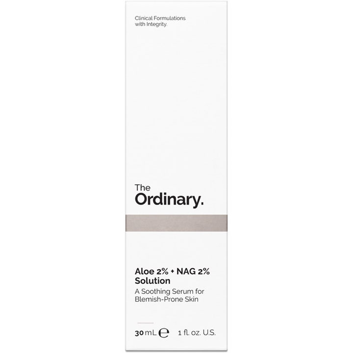 The Ordinary Aloe 2% + NAG 2% Solution 30 ml rauhoittava seerumi valkoisessa pahvipakkauksessa.