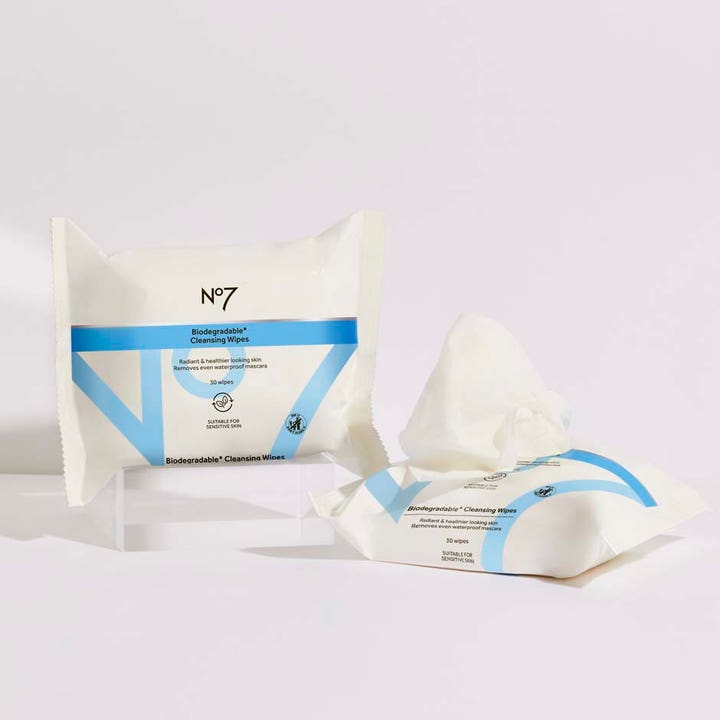 No7 Biodegradable Wipes 30 kpl puhdistusliinat poistavat vedenkestävän meikin valkoisesta pussista, josta näkyy liina.