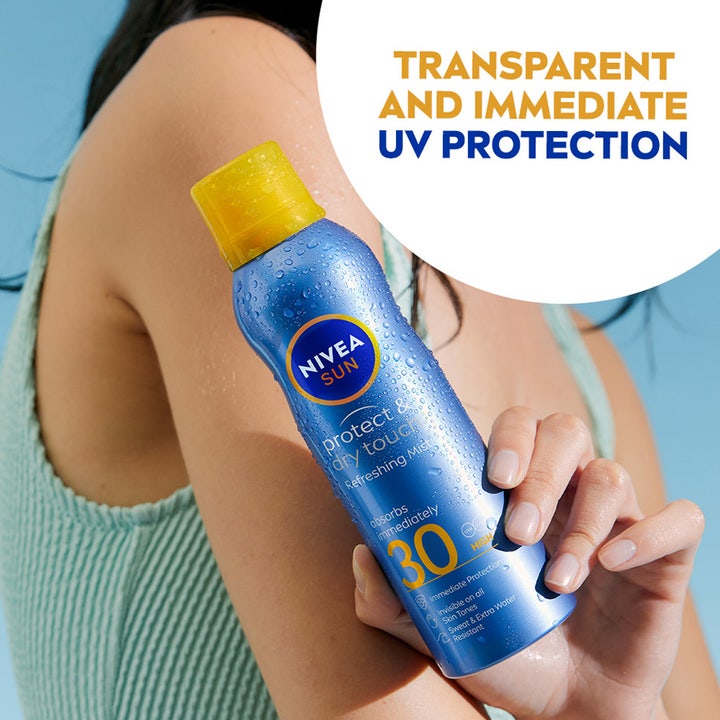 NIVEA Sun Protect & Dry Touch SPF30 200 ml aurinkosuihke antaa välittömän UV-suojan sinisessä pisaraisessa pullossa.
