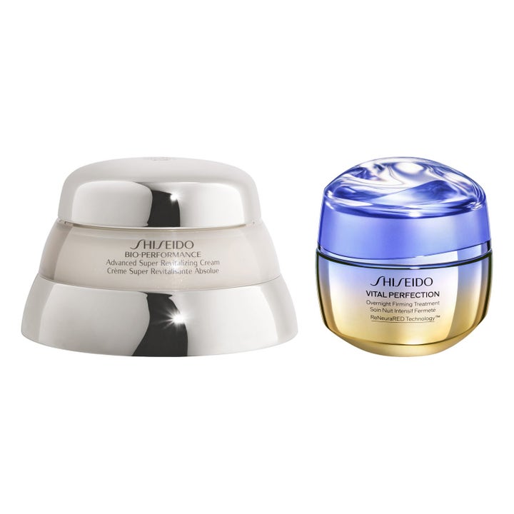 Shiseido Bio-Performance ja Vital Perfection ihonhoitosetti silottavat ja kiinteyttävät hopeisissa lasipurkeissa.
