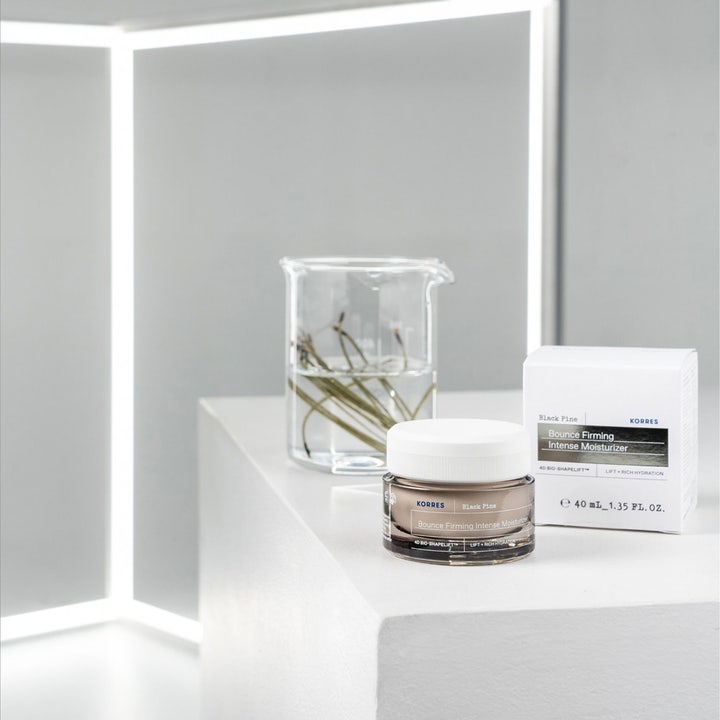 Korres Black Pine 4D Bounce Firming Intense Moisturizer 40 ml kiinteyttävä kasvovoide tummassa lasipurkissa rasiansa vierellä