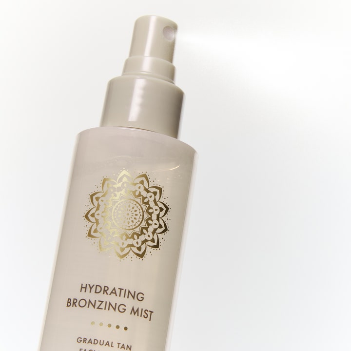 Bronza Hydrating Bronzing Mist Coconut 100 ml kosteuttava itseruskettava suihke hienojakoisena sumuna vaaleasta pullosta
