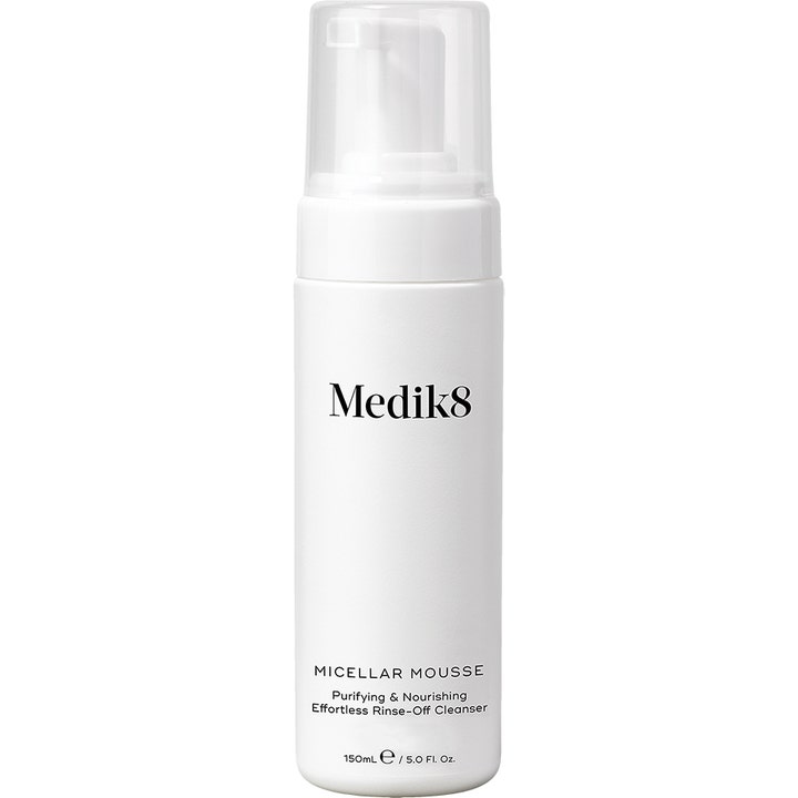 Medik8 Micellar Mousse 150 ml syväpuhdistava ja ravitseva puhdistusvaahto valkoisessa pumppupullossa