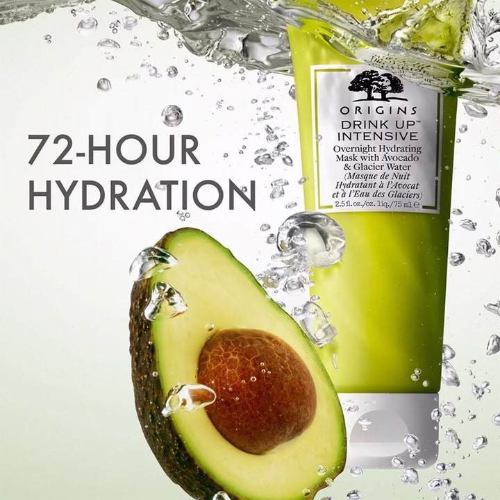Origins Drink Up Intensive 75 ml kosteuttava nattmask ja halkaistu avokado vesiympäristössä tarjoavat 72 tunnin kosteutuksen.