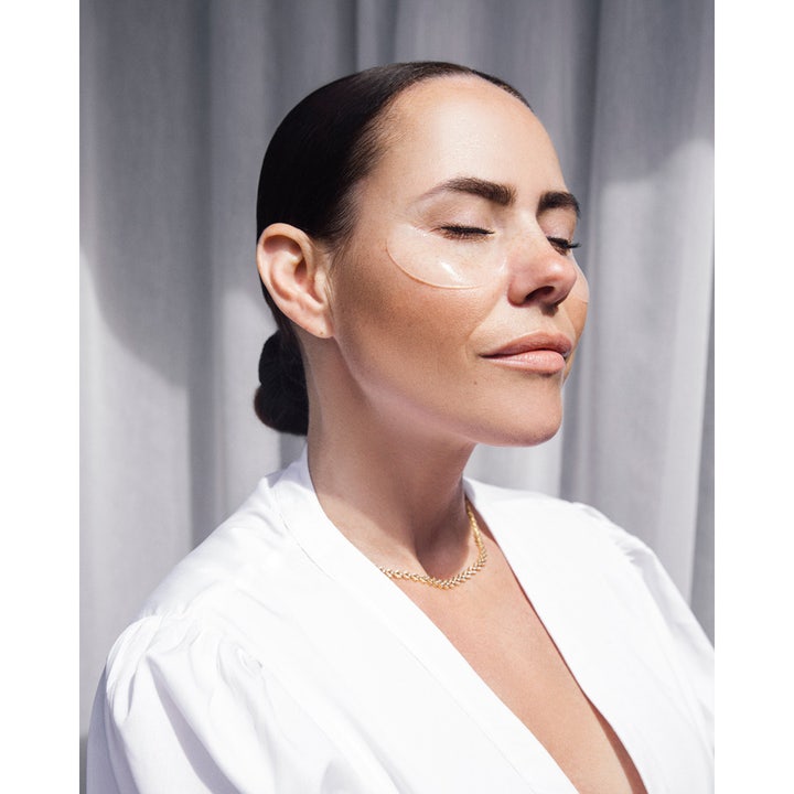 Bioeffect Imprinting Eye Mask 8 kpl kosteuttava silmänympärysnaamio nainen käyttää kirkkaita hydrogeelilappuja