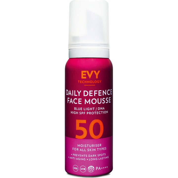 EVY Technology Daily Defence Face Mousse 75ml kosteuttava aurinkosuojatuote pinkissä pullossa valkoisella korkilla.