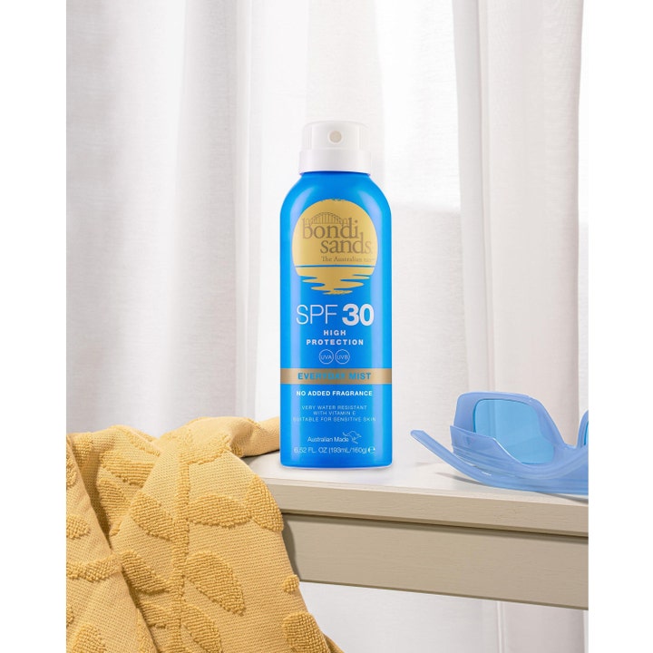 Bondi Sands SPF30 Everyday Aerosol Mist Spray 160 g suojaava aurinkospray sinisessä pullossa pyyhkeen kera.