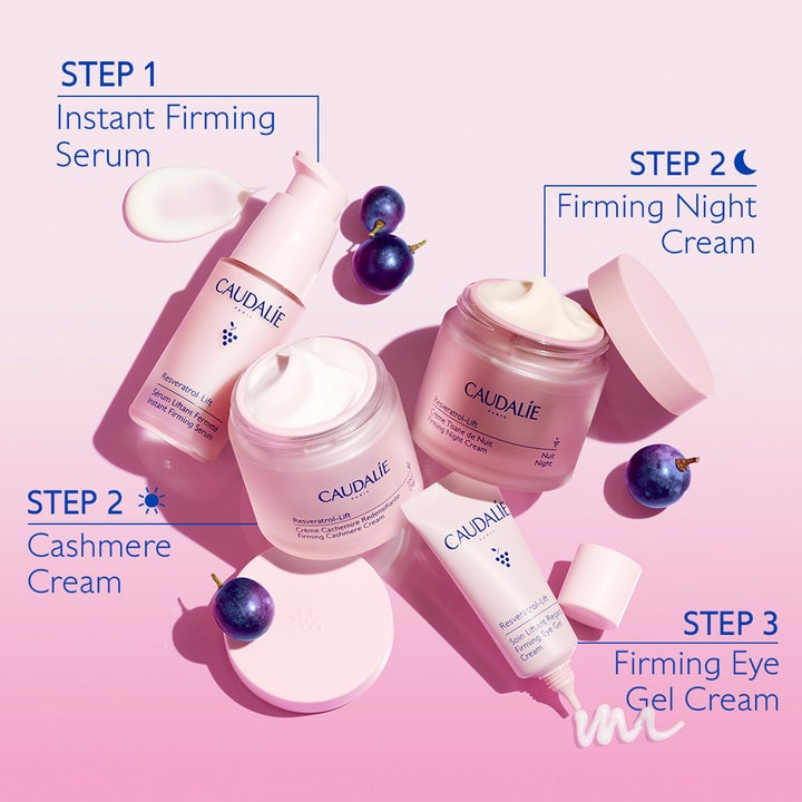 Caudalie Resveratrol-Lift Firming Night Cream 50 ml kiinteyttävä yövoide vaaleanpunaisessa lasipurkissa rypäleiden kanssa
