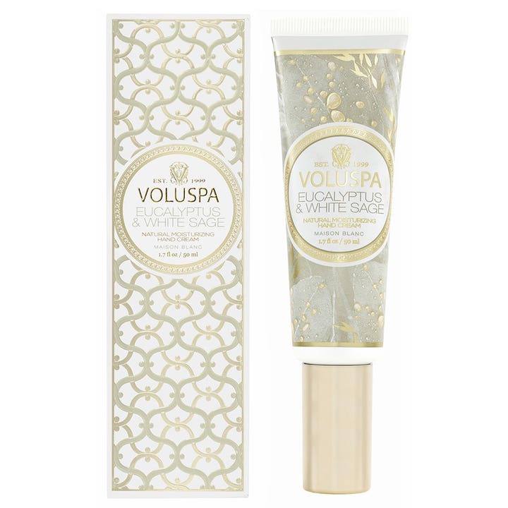 Voluspa Eucalyptus & White Sage 50 ml kosteuttava kÀsivoide kuviollisessa pakkauksessa ja kultakorkkisessa tuubissa.