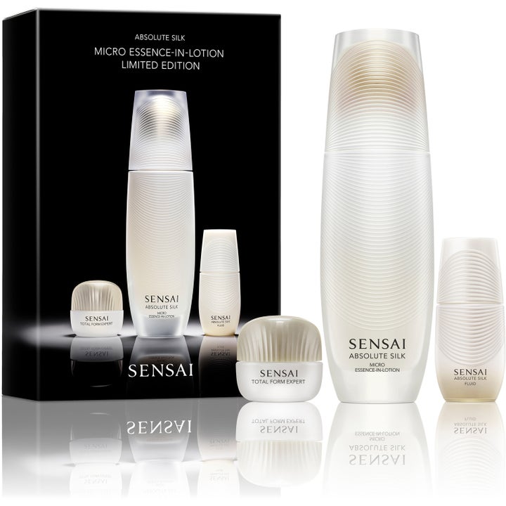 Sensai Absolute Silk Micro Essence-in-Lotion Limited Edition lahjasetti antaa hehkua valkoisissa aaltoilevissa pakkauksissa.