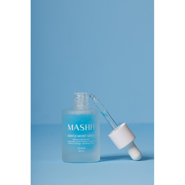 MASHH Gentle Moist Serum 30 ml kosteuttava seerumi tasapainottaa ihoa. Huurteinen pullo, vegaaninen koostumus ja pipetti.
