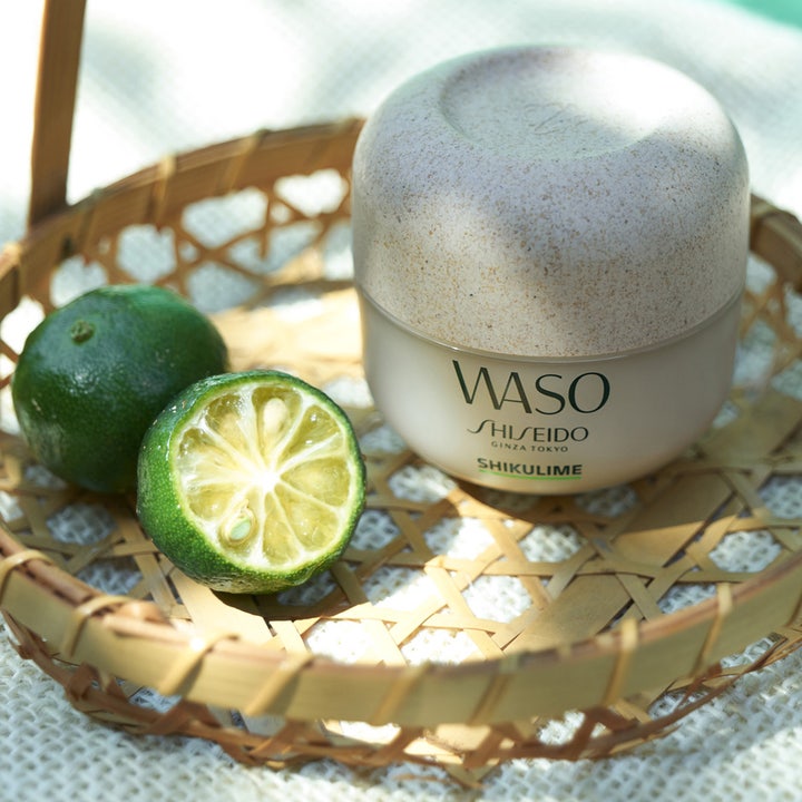 Shiseido Waso Shikulime 50 ml kosteuttava päivävoide vaaleassa purkissa halkaistun limetin kera korissa.