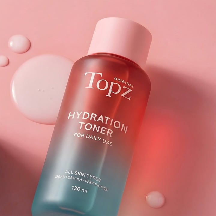 Topz Daily Face Toner 130 ml kosteuttava hajusteeton kasvovesi vaaleanpunaisessa ja sinisessä liukuväripullossa