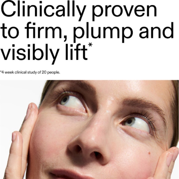 The INKEY List Bio-Active Ceramide Repairing and Plumping Moisturizer 50 ml kasvovoide mallin kädessä.