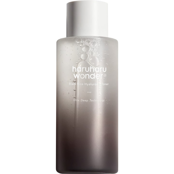 Haruharu Wonder Black Rice Hyaluronic Toner 150ml kosteuttava kasvovesi liukuvärjätyssä pullossa valkoisella korkilla.