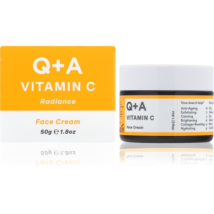 Q+A Vitamin C Face Cream 50 g heleyttävä kasvovoide keltaisessa pahvipakkauksessa ja tummassa lasipurkissa.