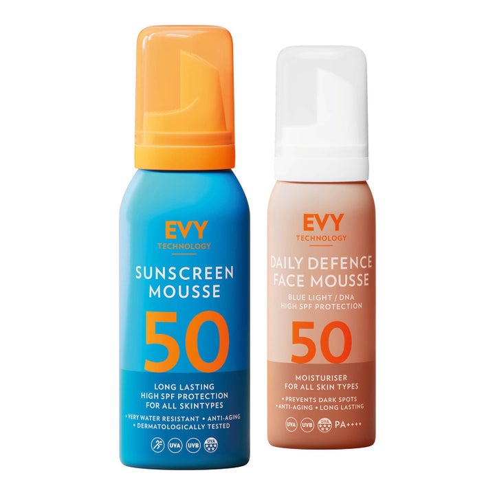 EVY Technology Sunscreen & Daily Defence SPF 50 aurinkosuojat sinisessä ja beigessä pullossa värikkäillä korkeilla