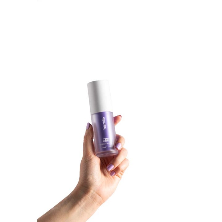 Hismile Whitening Set Colour Corrector 30 ml kirkastava valkaisutuote lila seerumipullo kädessä