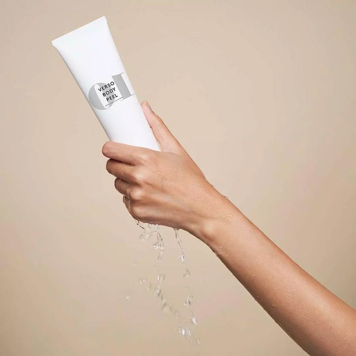 Verso N°10 Body Peel 150 ml kuorinta kirkastaa ihoa valkoisessa tuubissa jota pidetään märässä kädessä